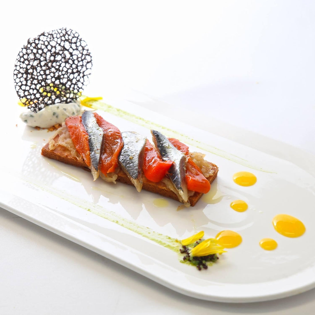 Tartelette Parmesan Anchois mariné Vinaigrette BCR, poivrons, oignons des Cévennes